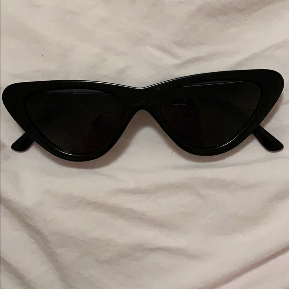 Black cat eye sunnies